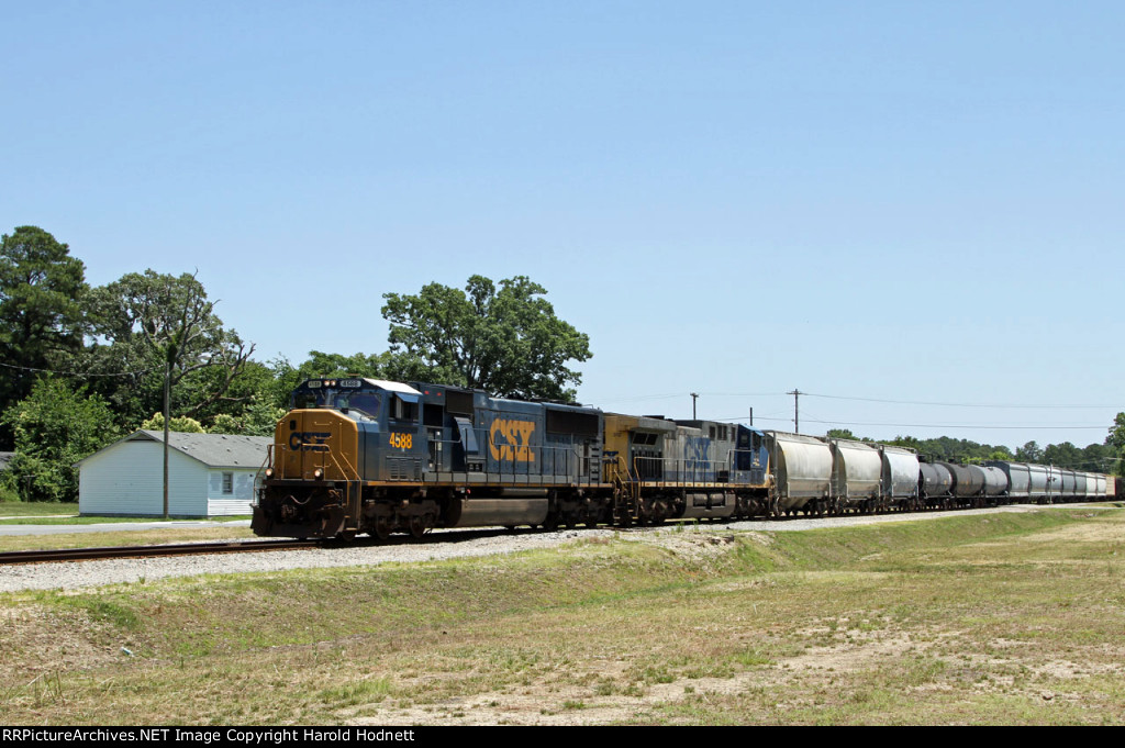 CSX 4588 & 312 lead train F28 towards the yard